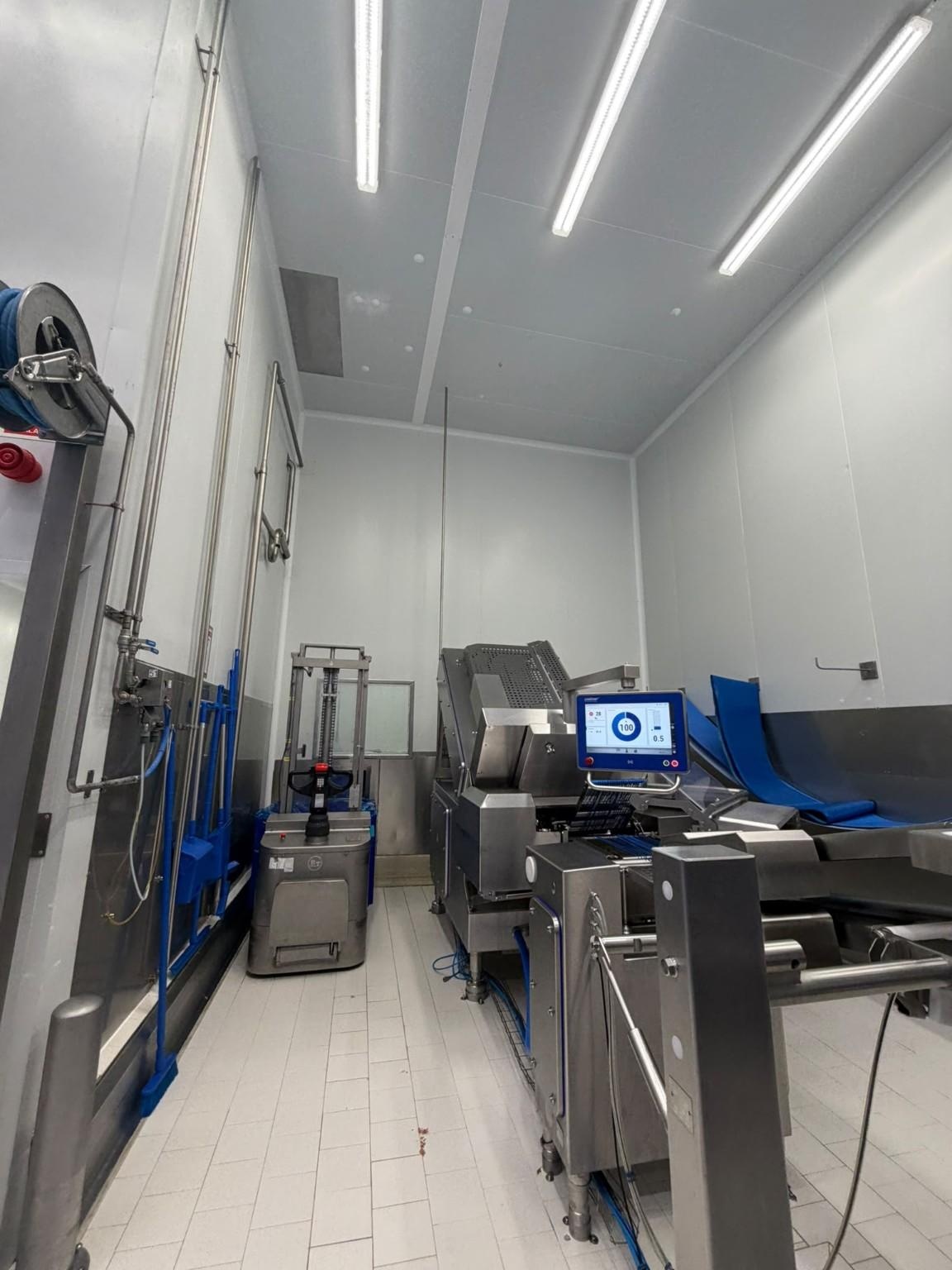 Cambra i zona de producció amb parets i sostre revestits sanitàriament